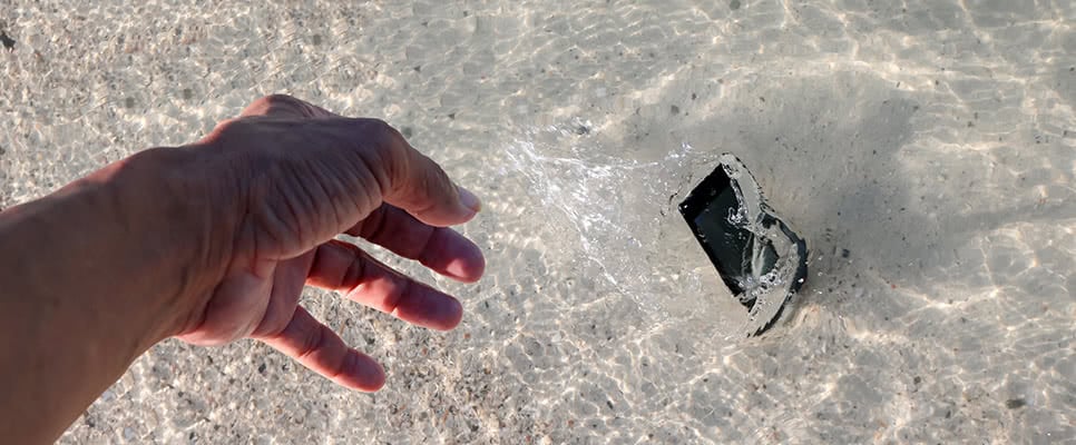 teléfono caído al agua qué hacer