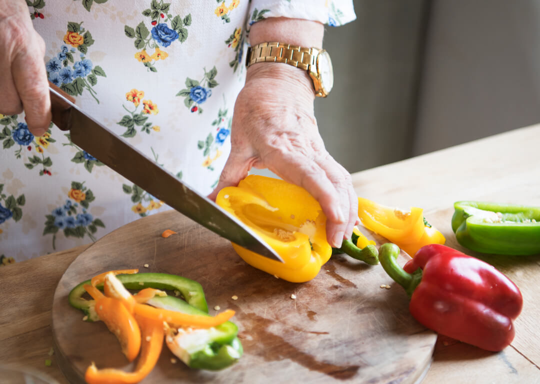 Los 6 beneficios de cocinar en los Adultos Mayores